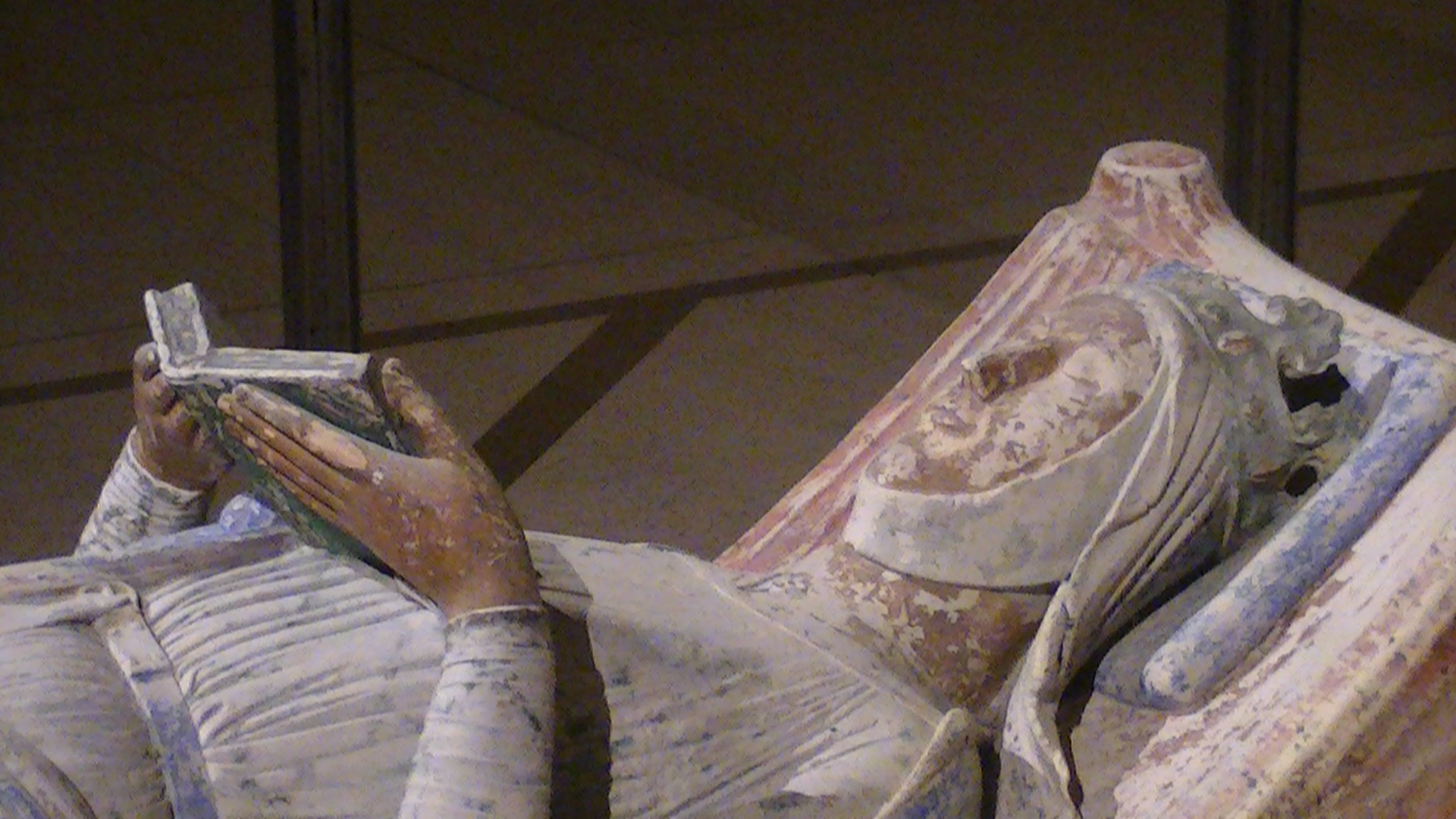 *Tomb effigy of Eleanor of Aquitaine (gisant)*, ca. 1200–1210 CE — Abbaye Royale de Fontevraud, Maine-et-Loire, France (in situ). Tomb effigy of Eleanor of Aquitaine, Abbaye Royale de Fontevraud. Photograph: Adam Bishop, CC BY-SA 3.0, via Wikimedia Commons.